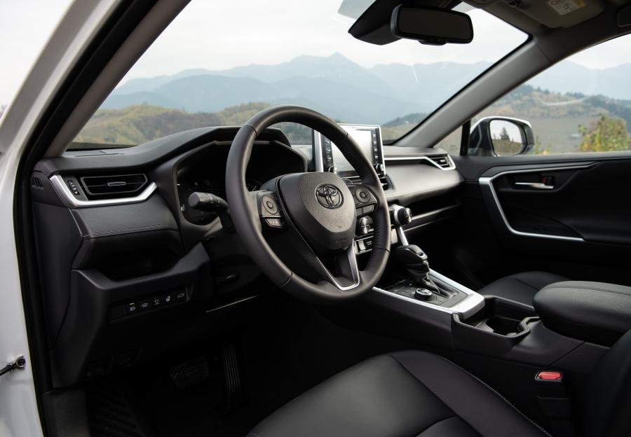 Интерьер Toyota RAV4 2019 года  (CIS) (фото 5 из 6)